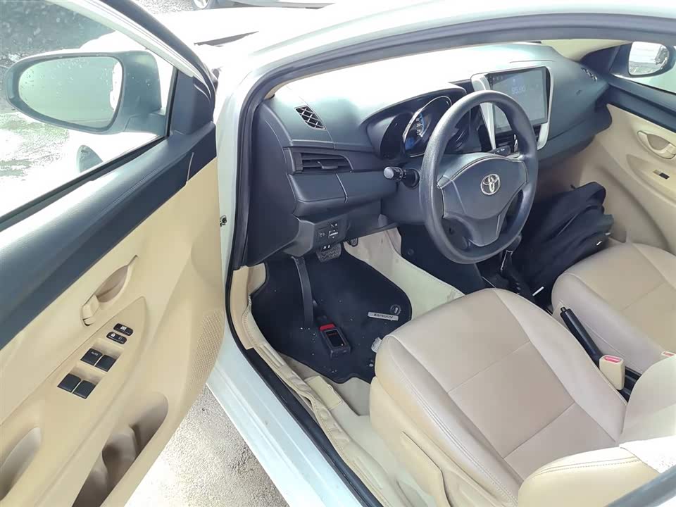 Toyota YARiS L to enjoy