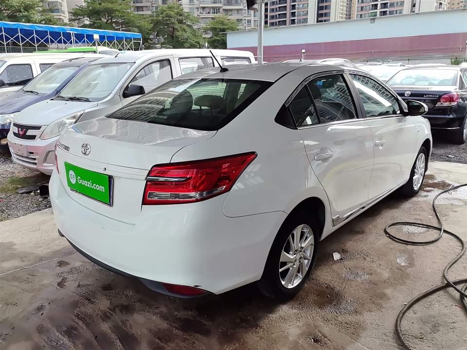 Toyota YARiS L to enjoy