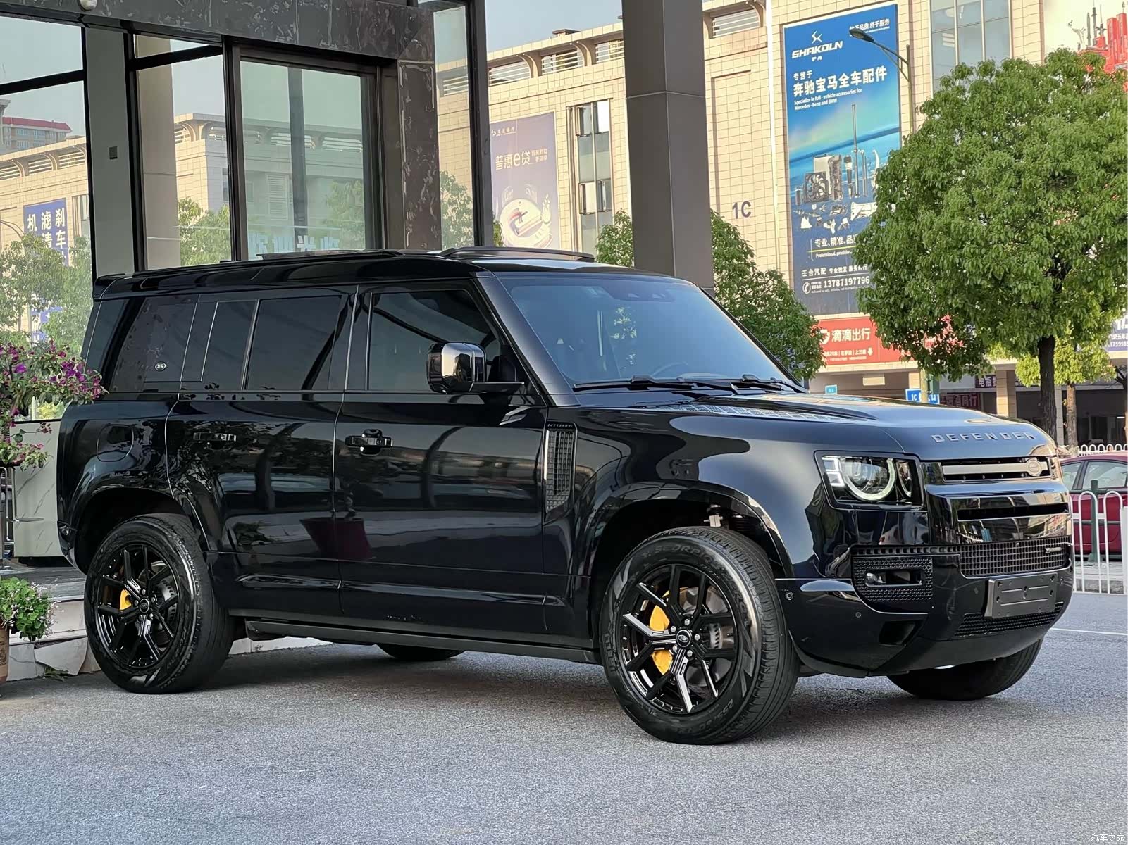 Land Rover Defender, 2023 3