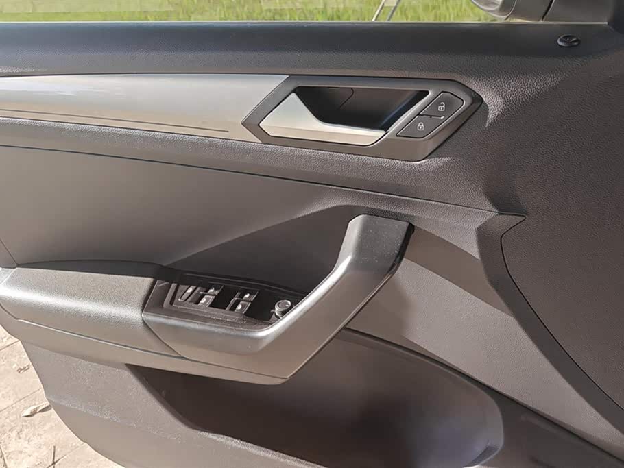 Volkswagen T-ROC exploring Songs