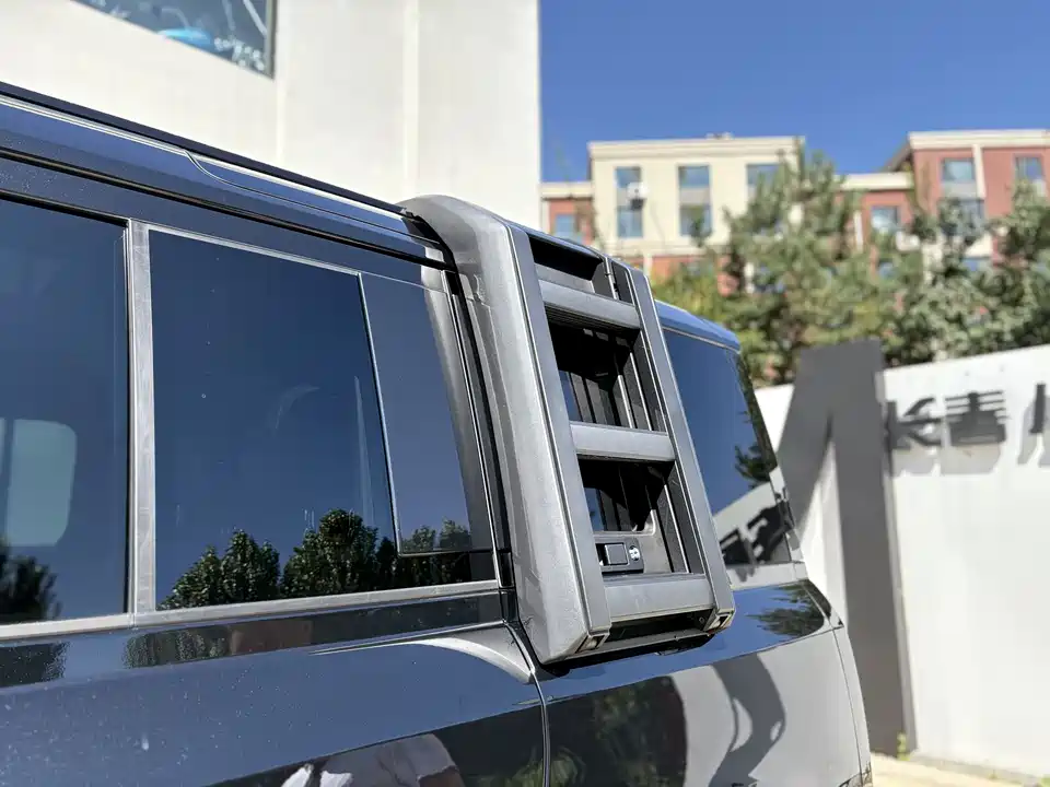 Land Rover guard