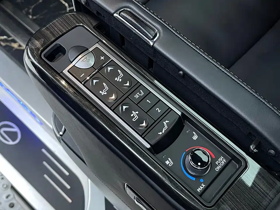 Lexus LM