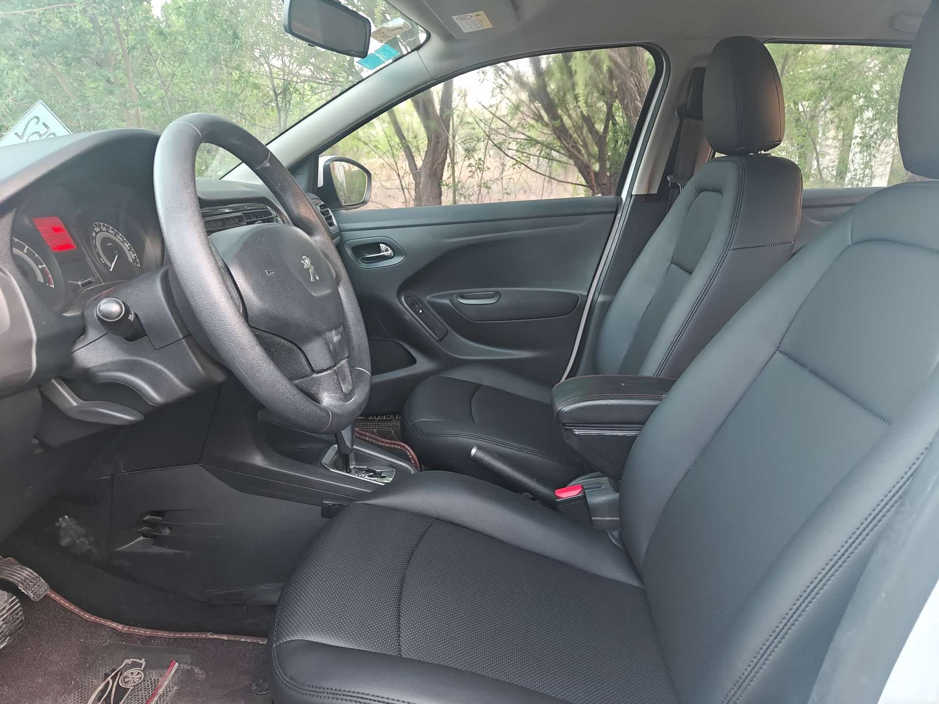 Peugeot 301, 2016 все фото