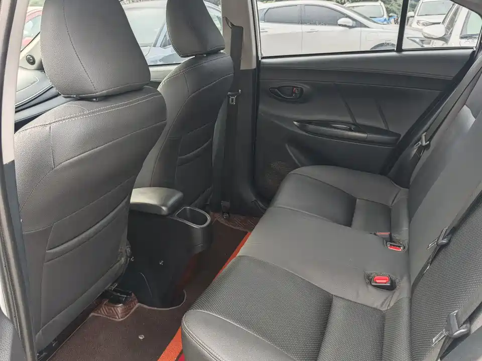 Toyota YARiS L to enjoy