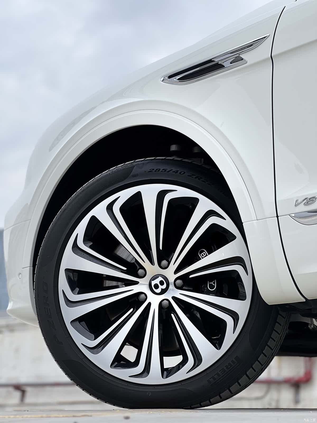 Bentley Bentayga, 2022 13