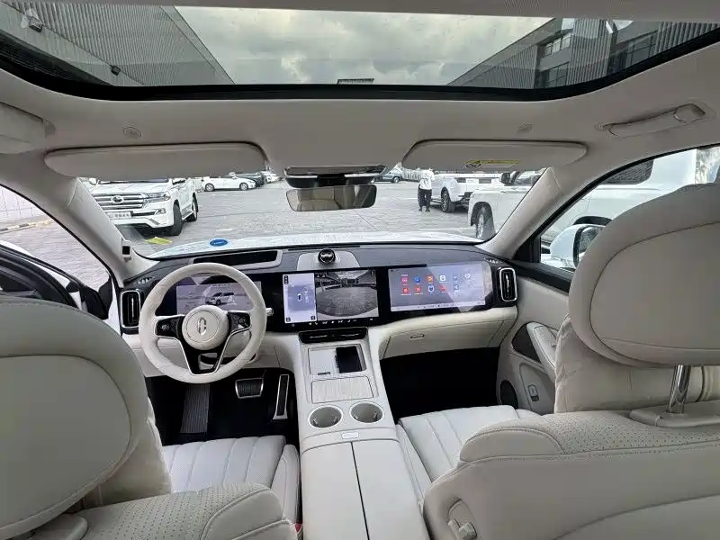 AITO Ask the world M8