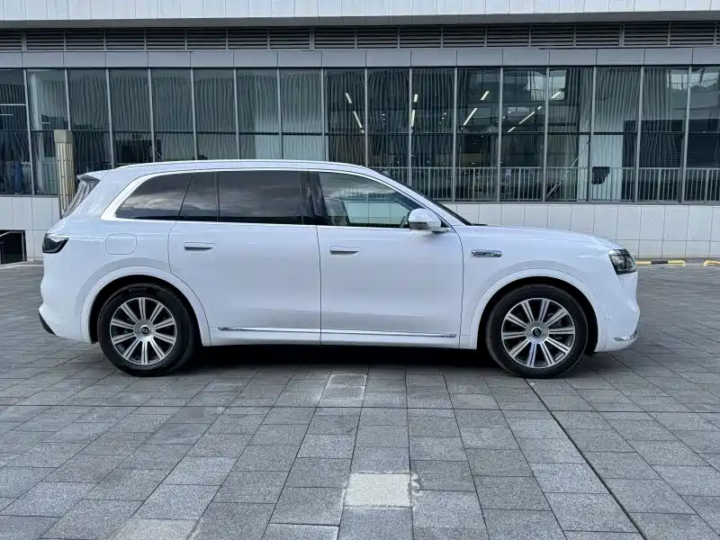 AITO Ask the world M8