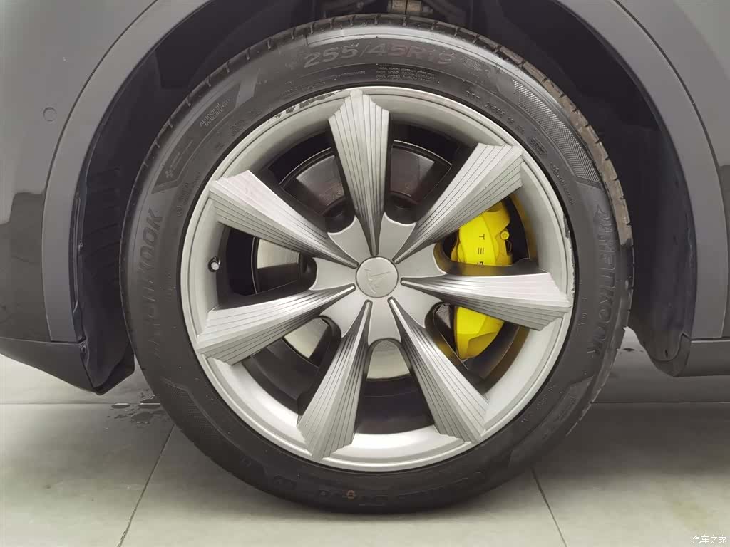 Tesla Model Y, 2023 17