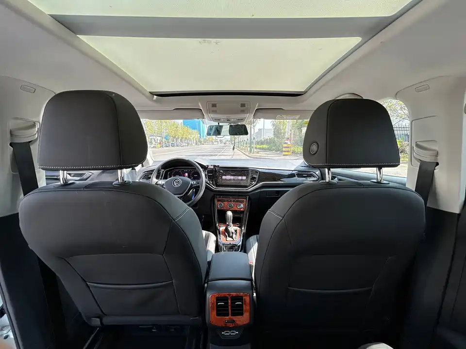 Volkswagen T-ROC exploring Songs