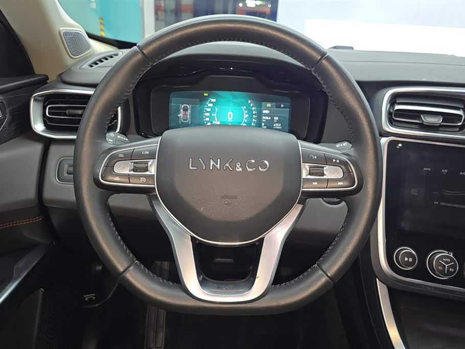 Lynk & Co 01