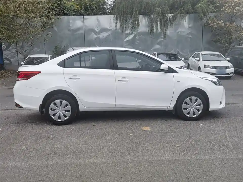 Toyota YARiS L to enjoy