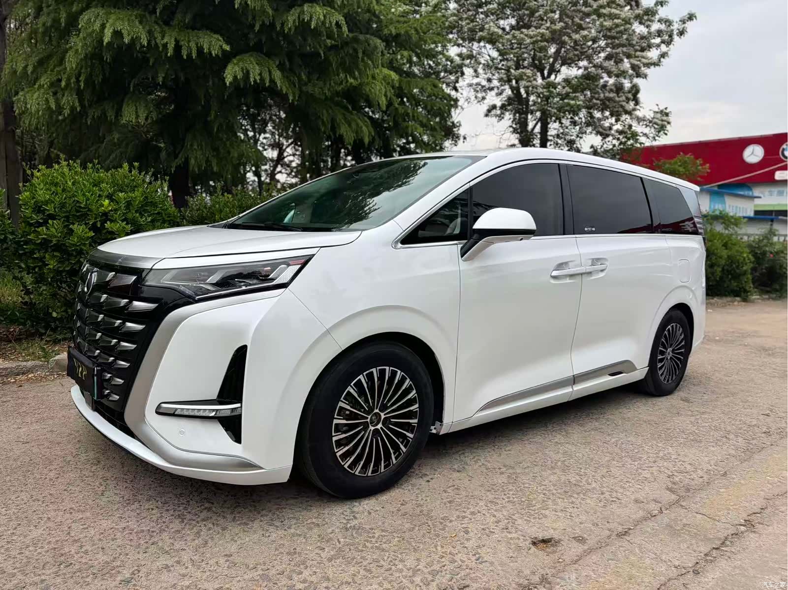 Denza D9