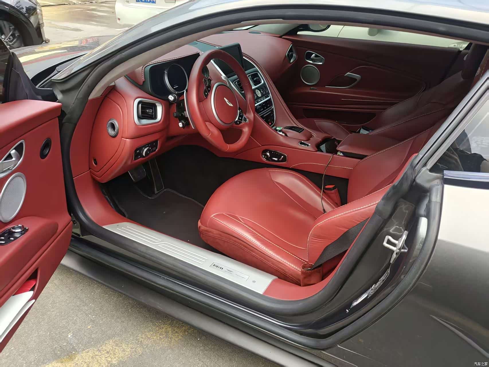Aston Martin DB11, 2020 7