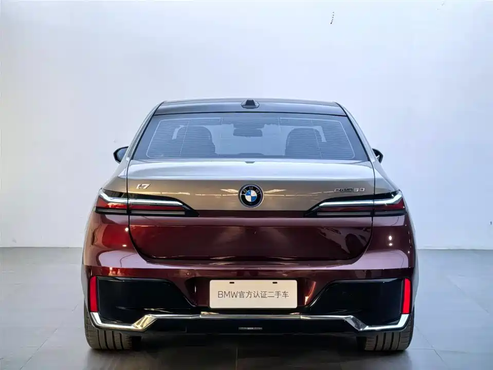 BMW i7