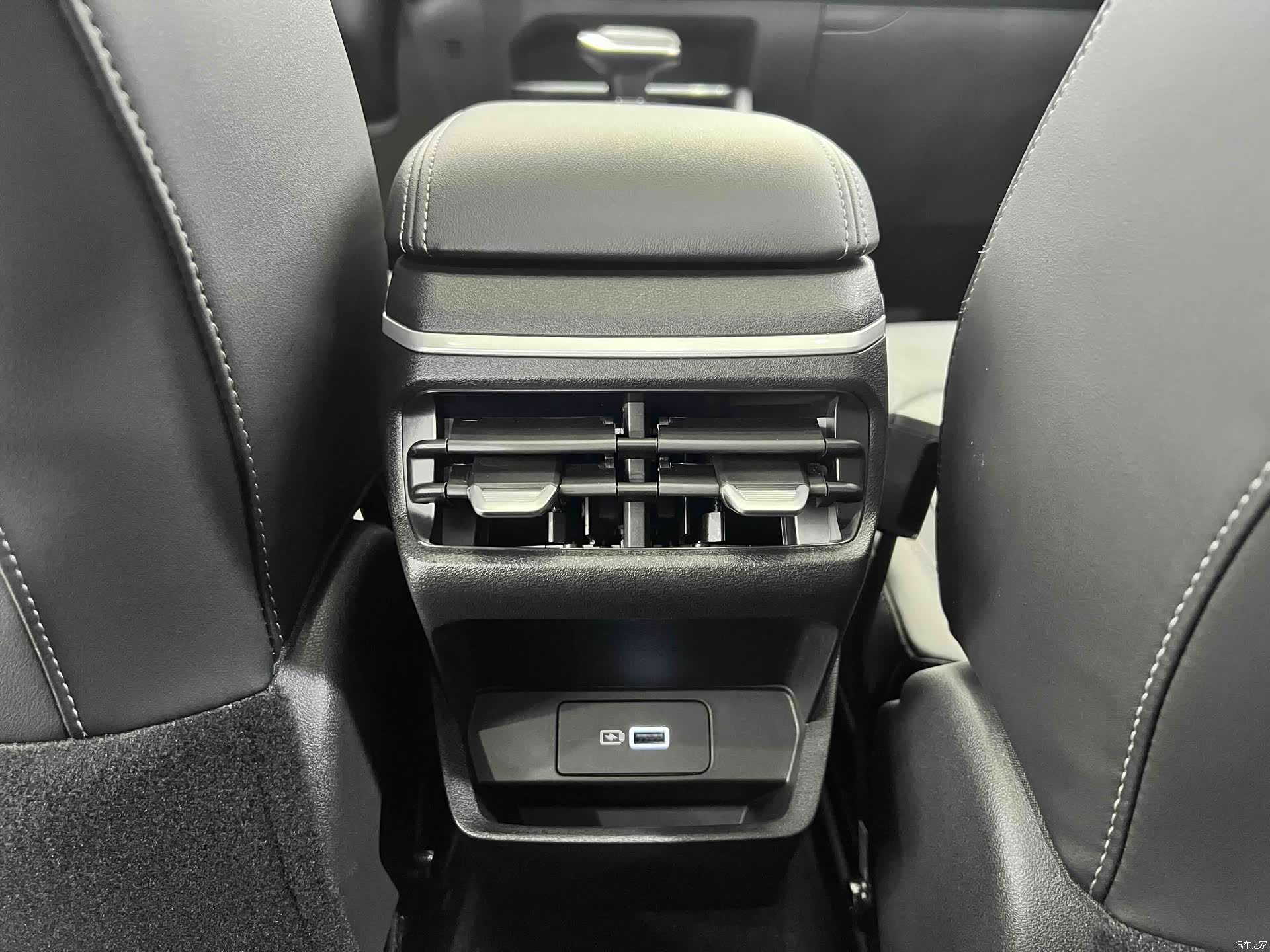 Geely Emgrand, 2023 13