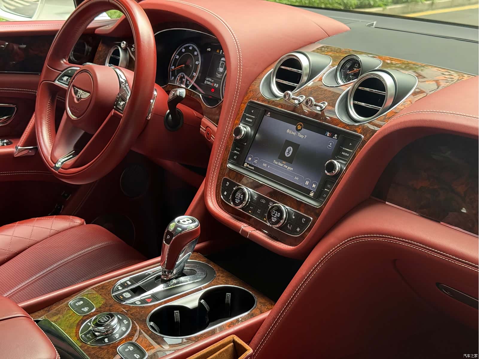 Bentley Bentayga, 2016 19