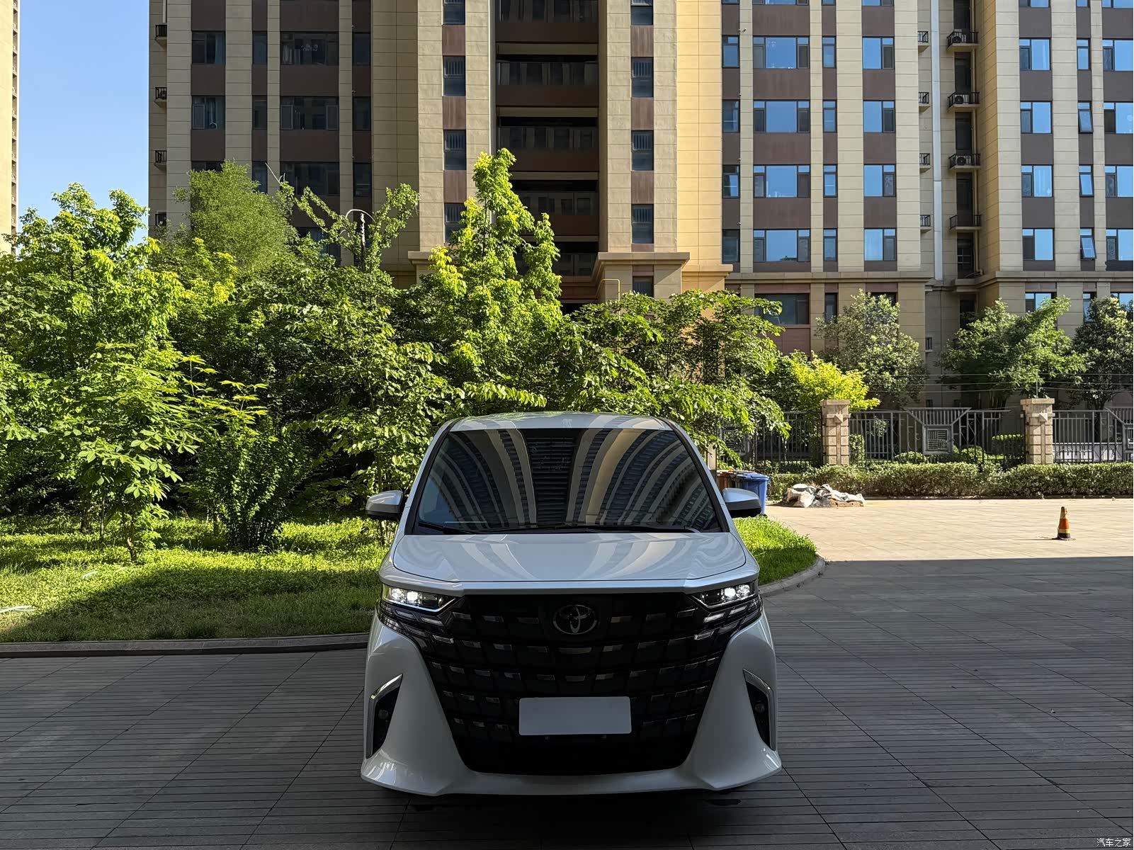Toyota Alphard, 2024 3