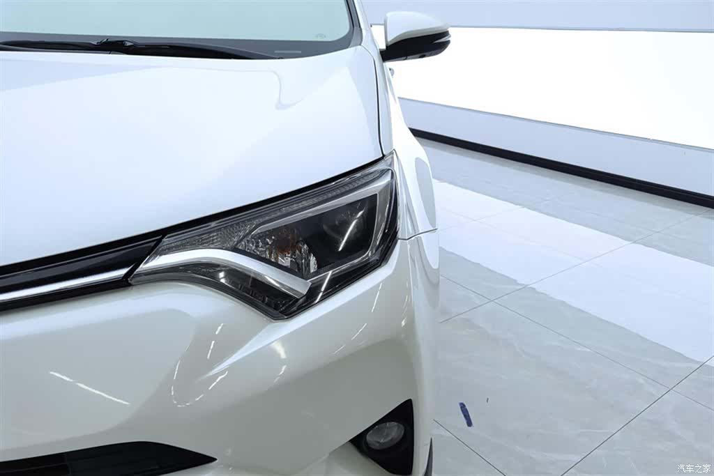 Toyota RAV4, 2018 все фото