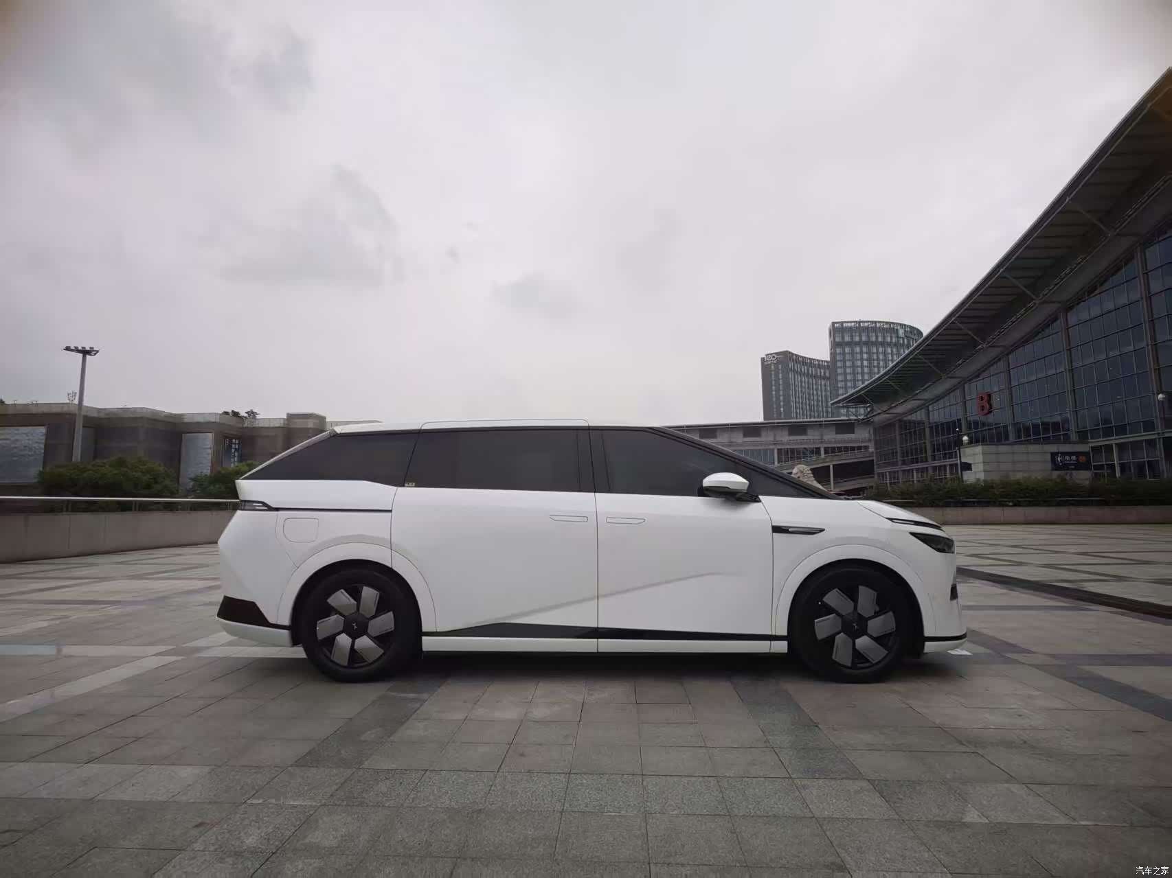 Xpeng X9, 2024 4