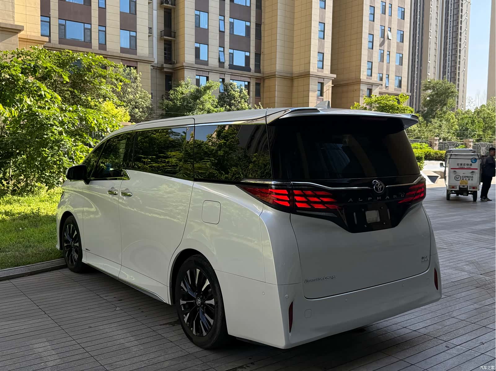 Toyota Alphard, 2024 все фото