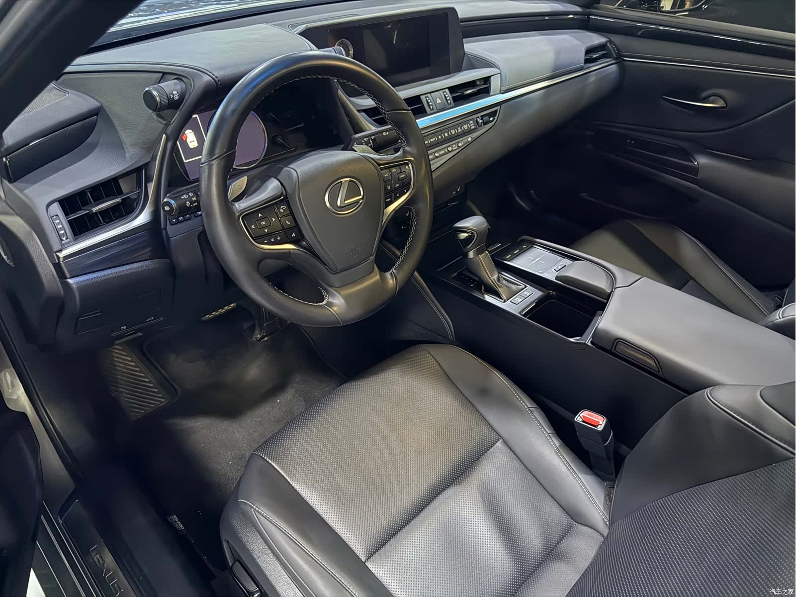 Lexus ES, 2019 14
