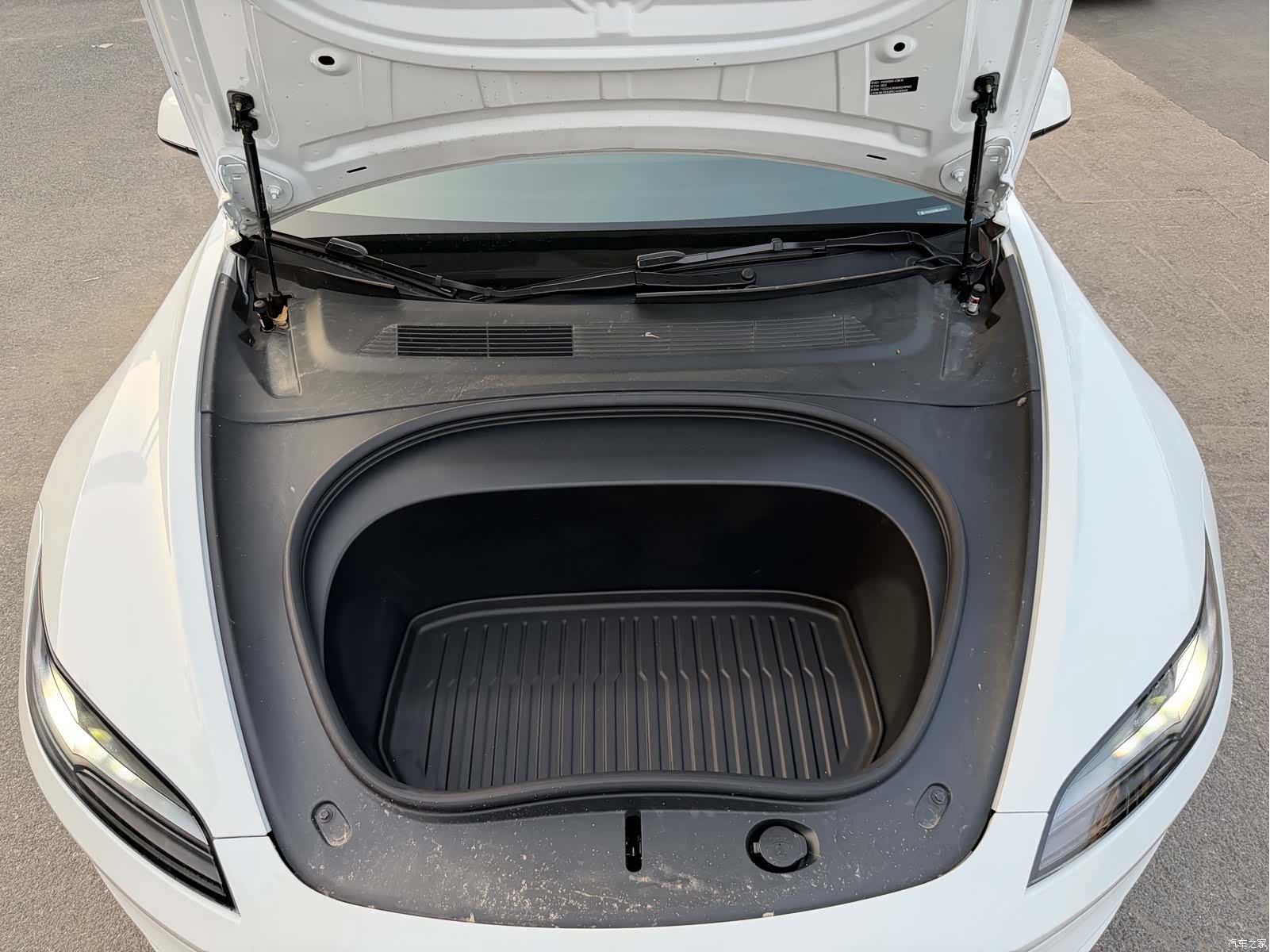 Tesla Model 3, 2025 10