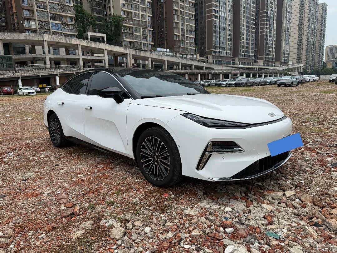 Geely 8, 2025 3