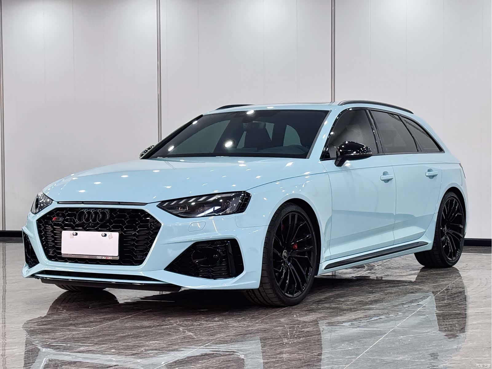 Audi RS4, 2025 1