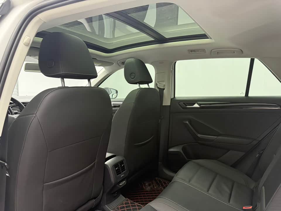 Volkswagen T-ROC exploring Songs