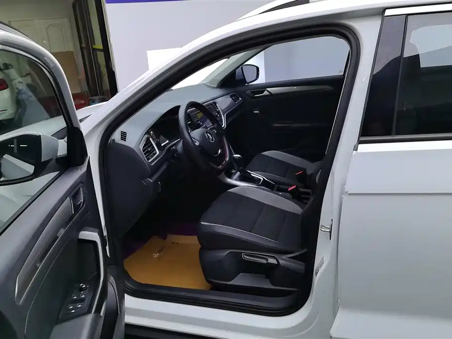 Volkswagen T-ROC exploring Songs