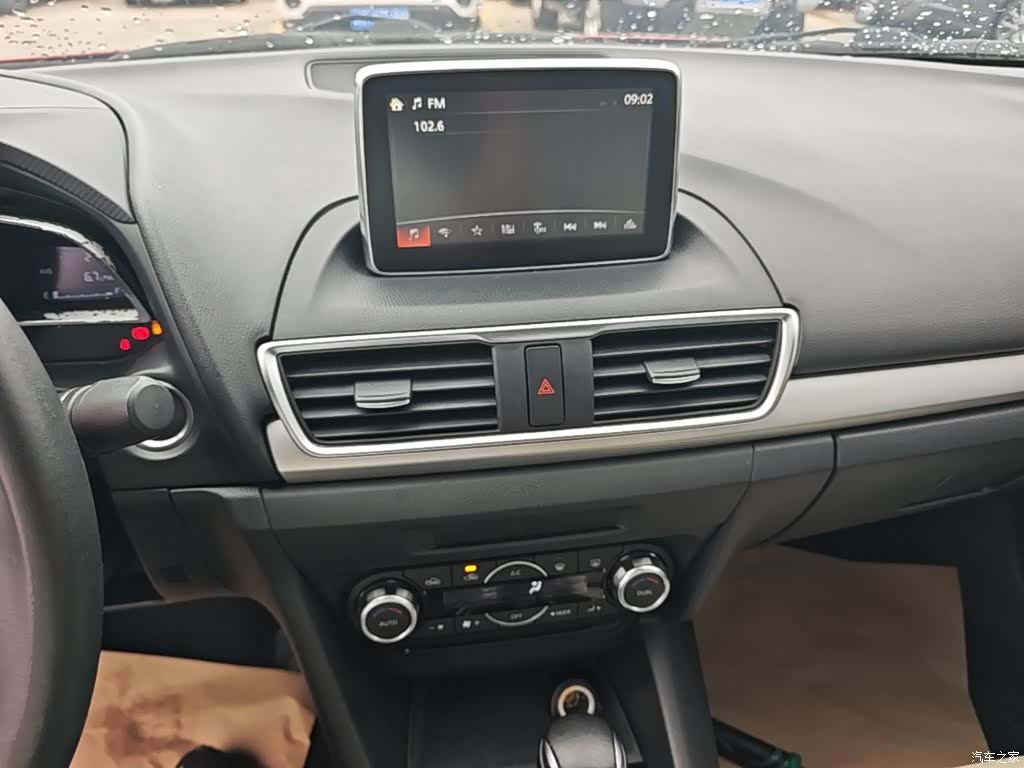 Mazda Mazda3, 2015 13