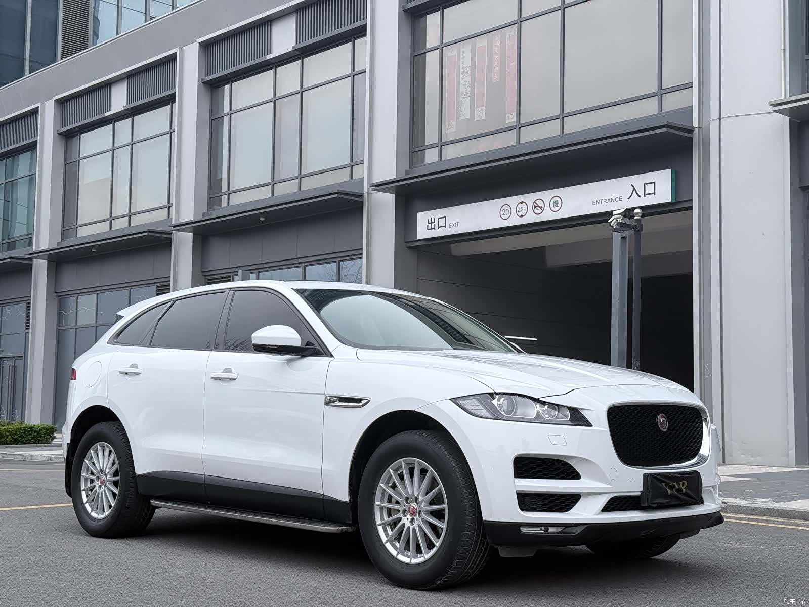 Jaguar F-PACE, 2018 3