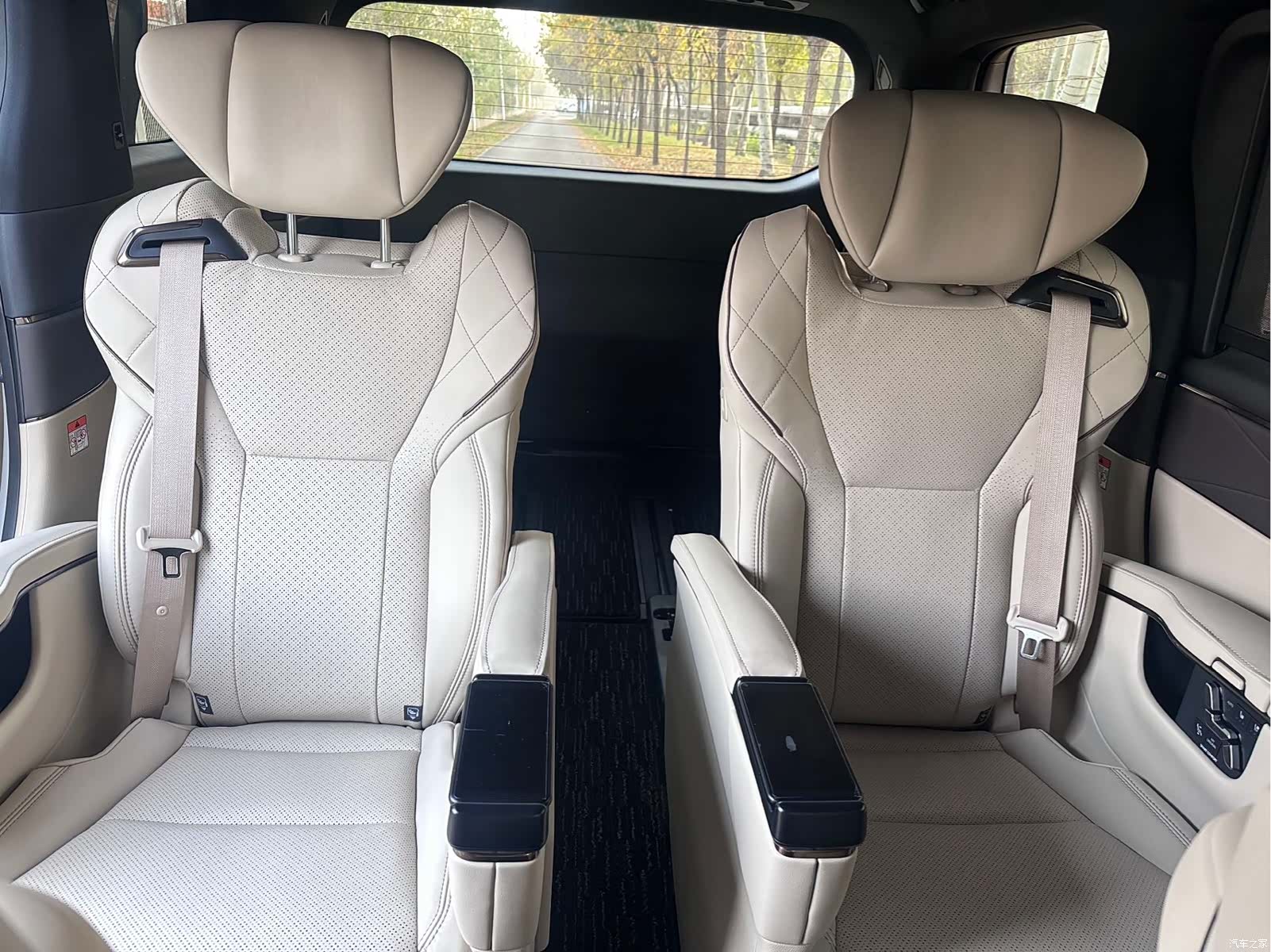 Toyota Alphard, 2025 11