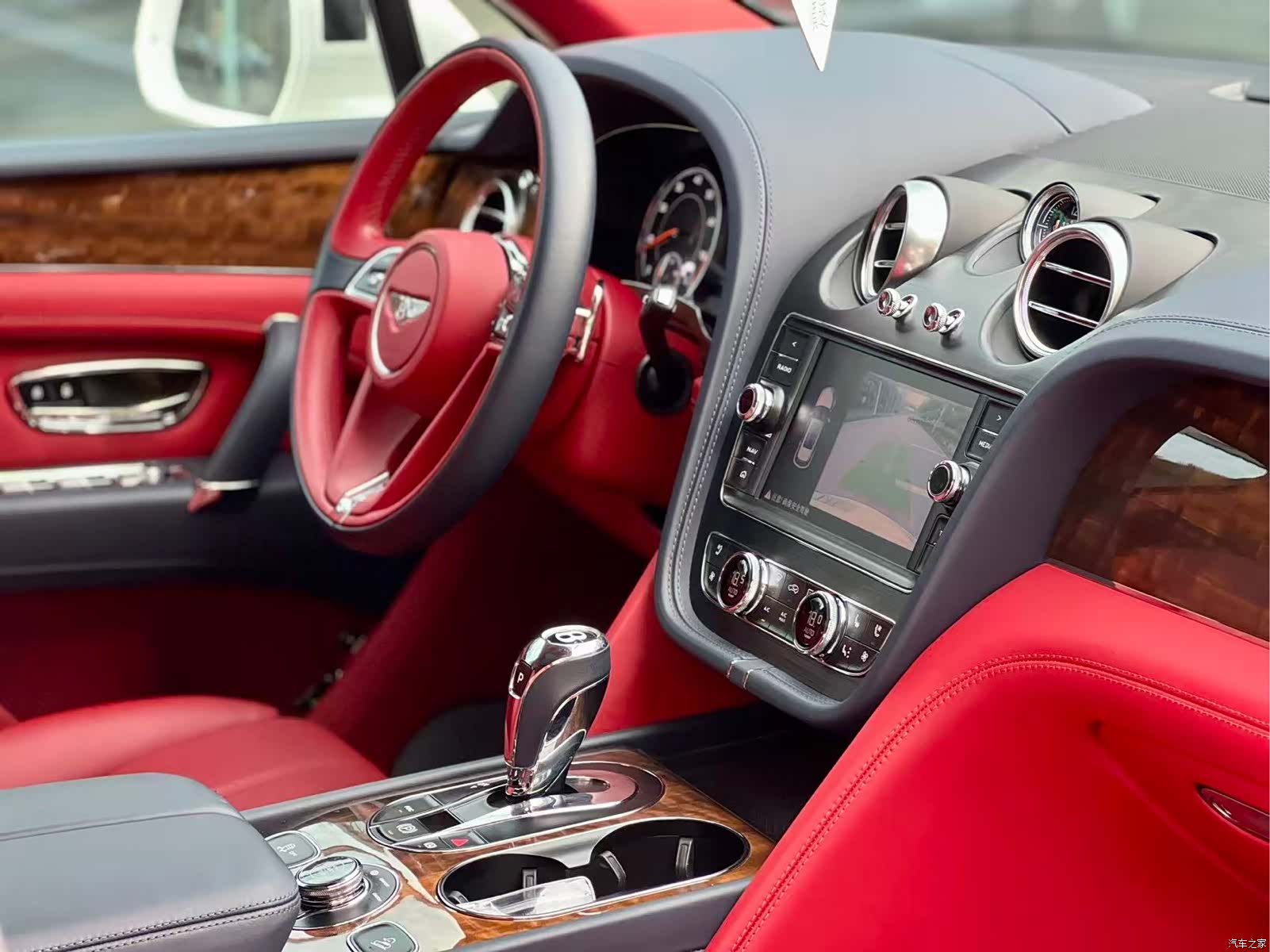 Bentley Bentayga, 2020 11