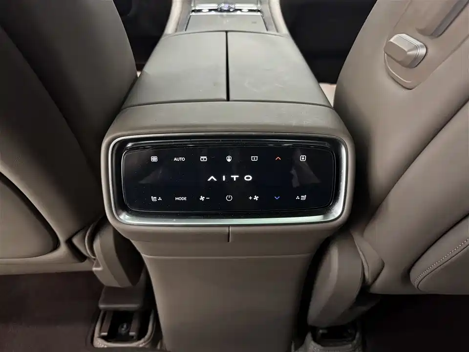 AITO Ask the world M9