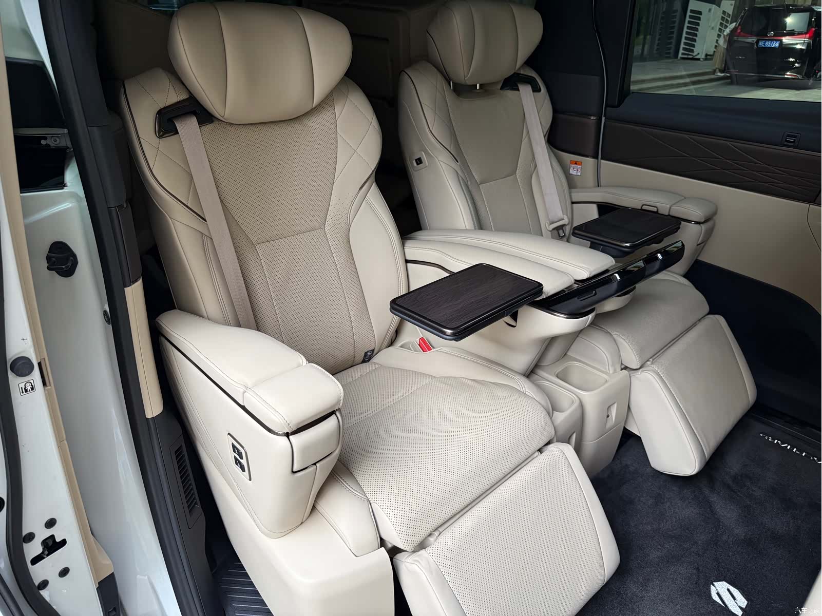 Toyota Alphard, 2023 10