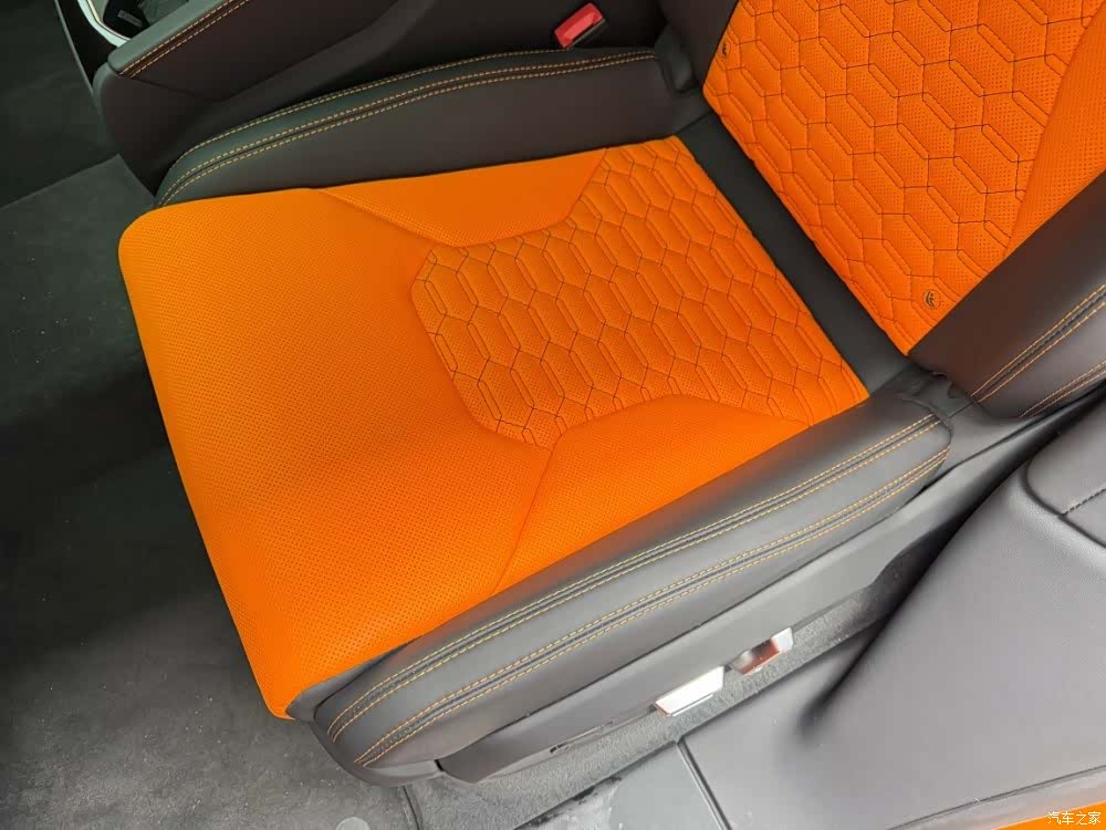 Lamborghini Urus, 2023 9