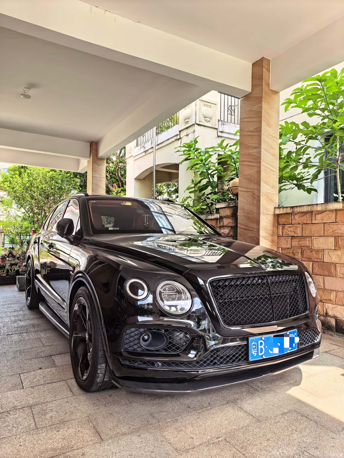 Bentley Bentayga, 2017 1