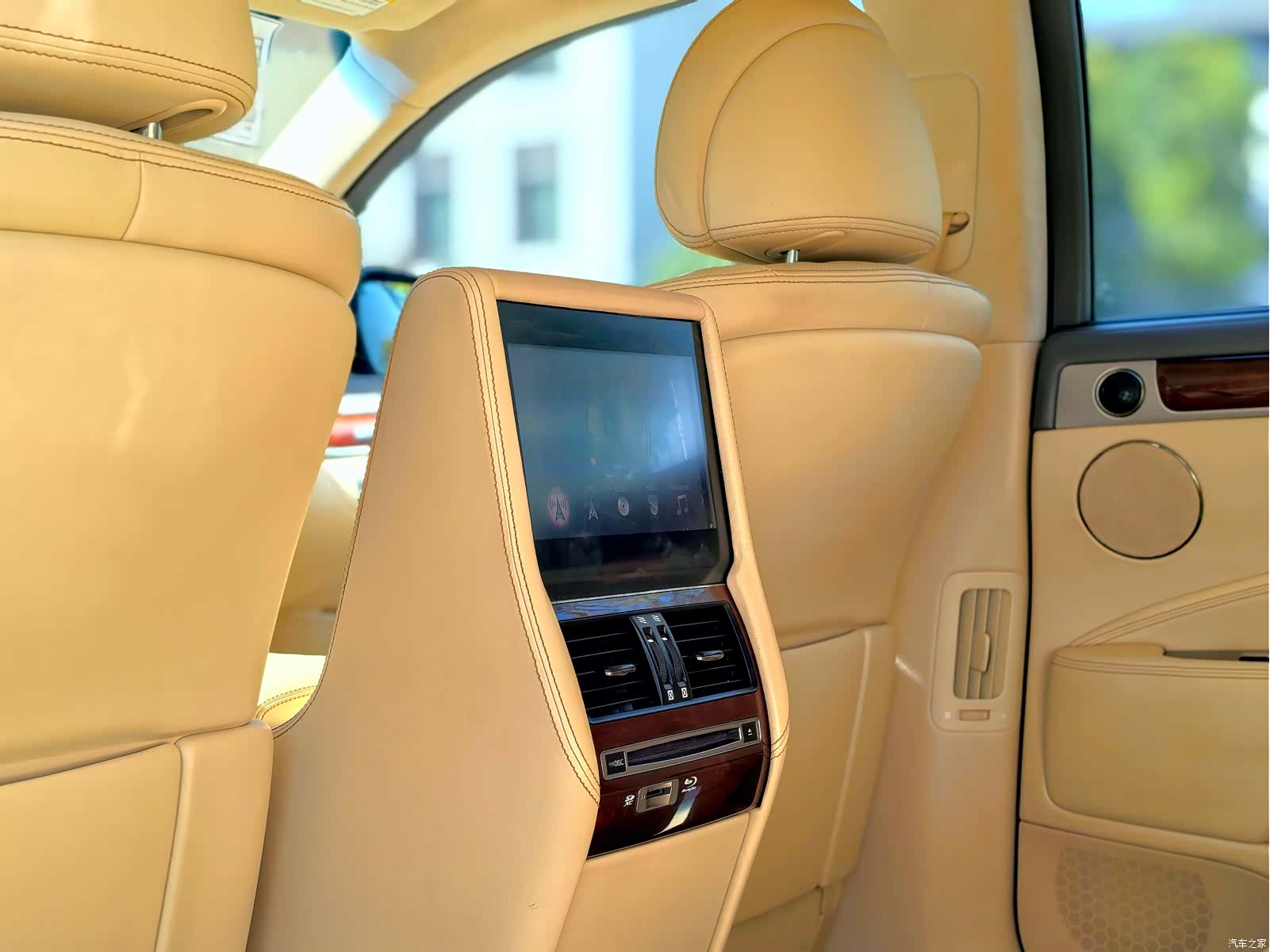 Lexus LS, 2015 9