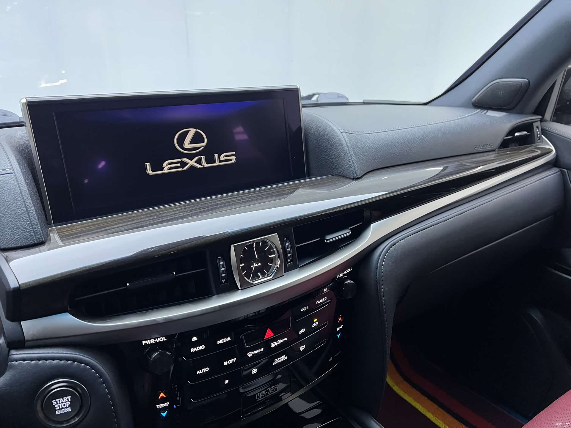 Lexus LX, 2019 17