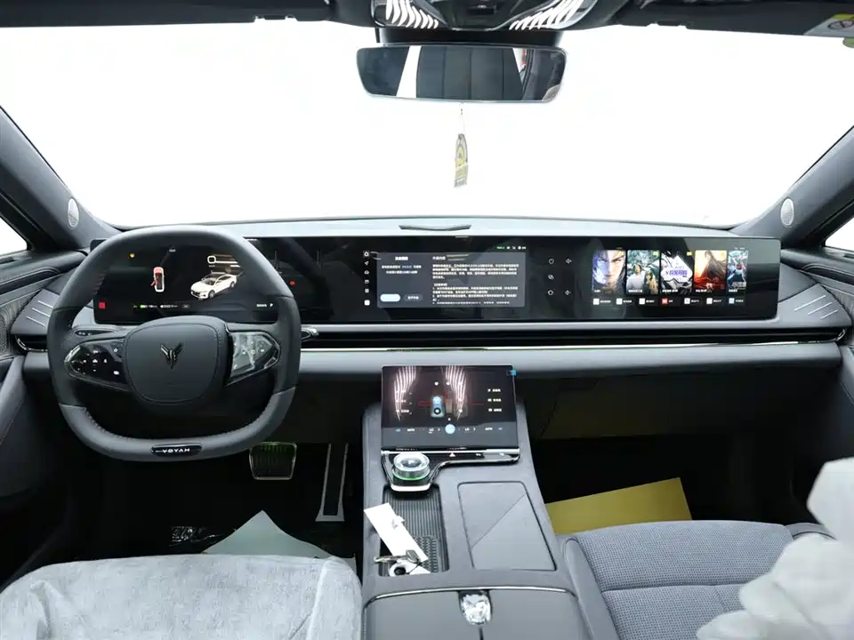 VOYAH Lantu chasing light