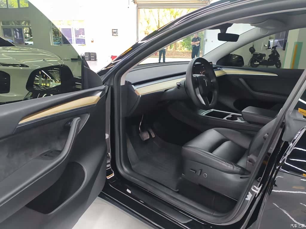 Tesla Model Y, 2023 16
