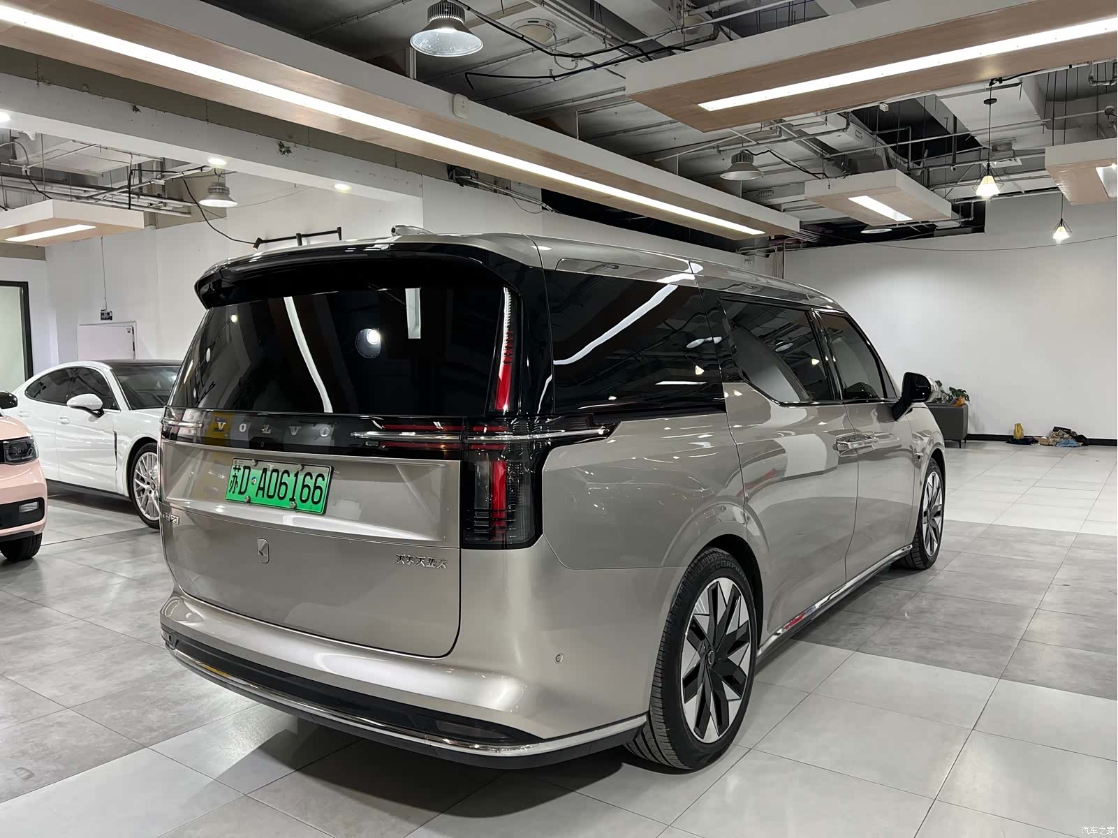 Volvo EM90, 2024 7