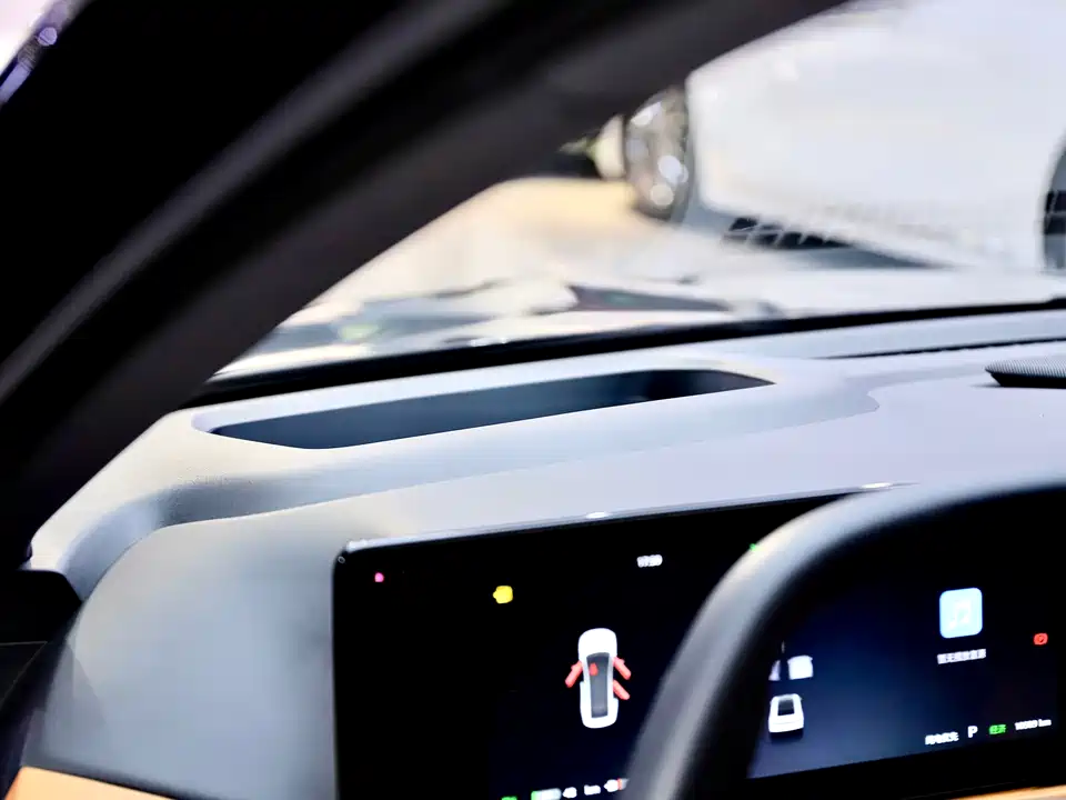 VOYAH Lantu chasing light