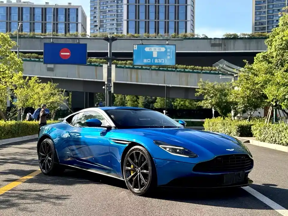 Aston Martin DB11