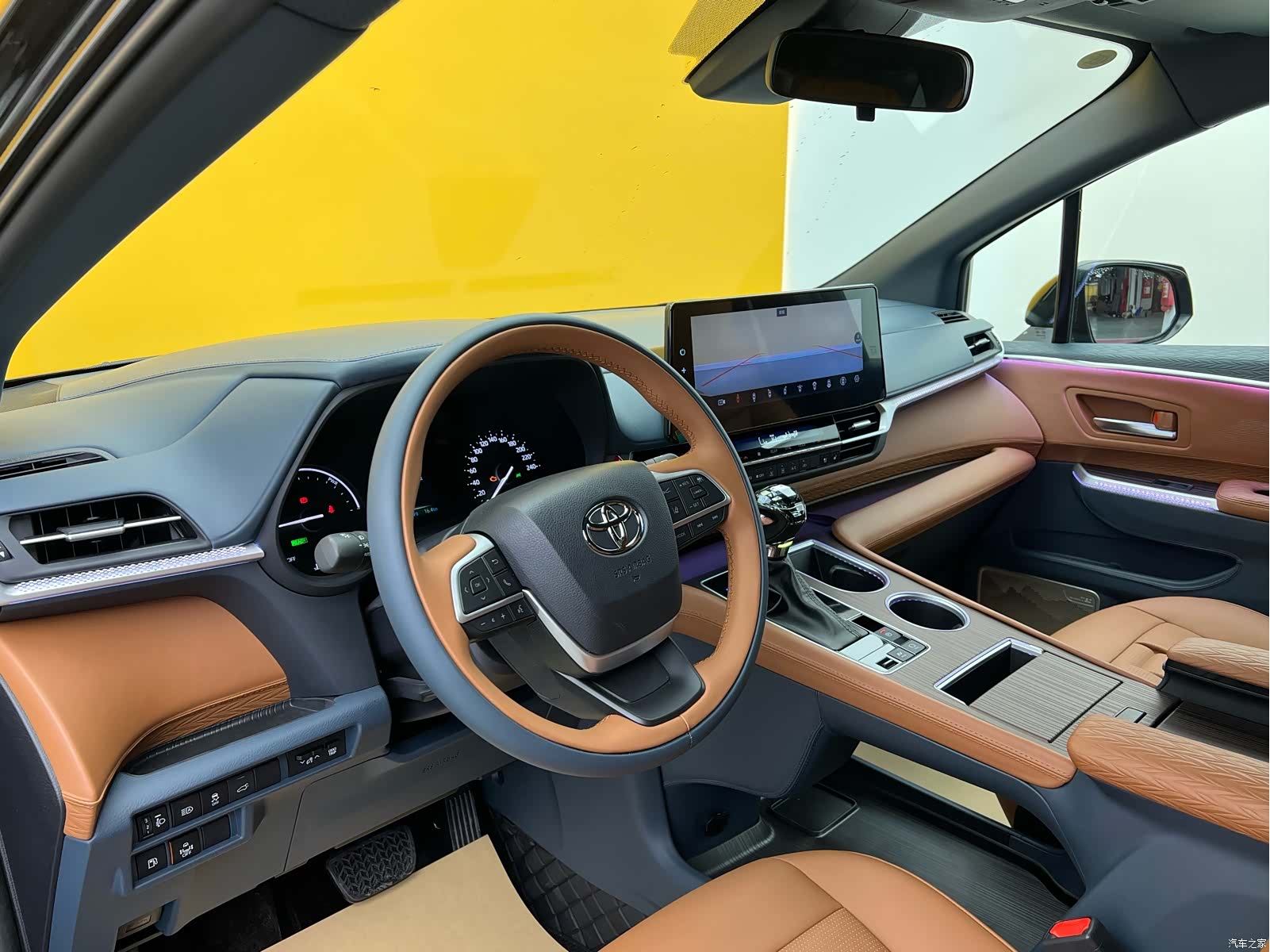 Toyota Granvia, 2024 4
