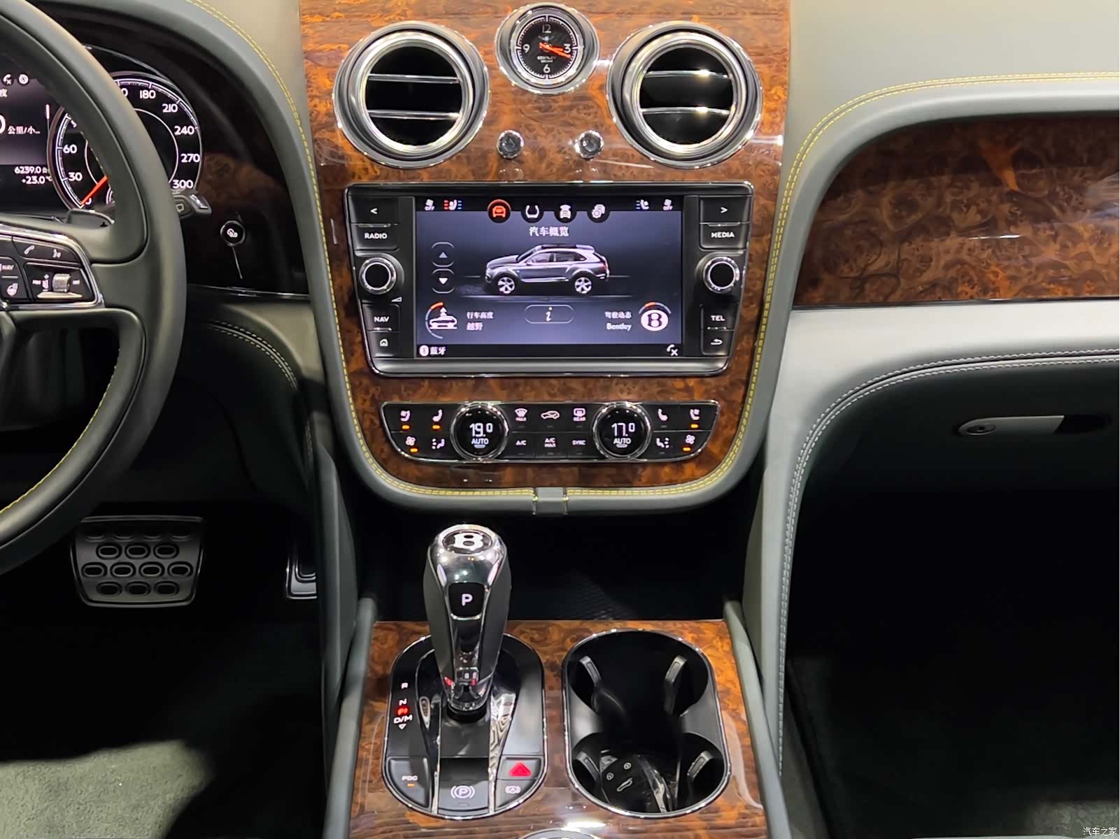 Bentley Bentayga, 2018 16