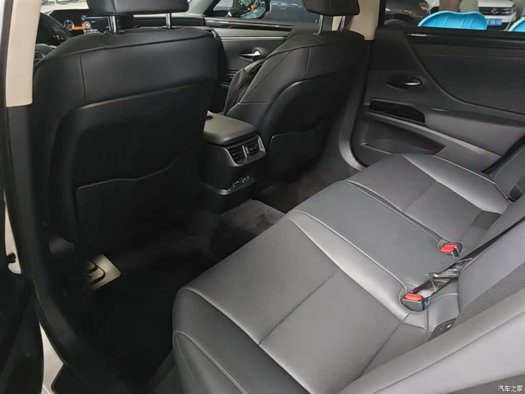Lexus ES, 2022 17