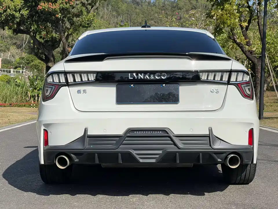 Lynk & Co 03