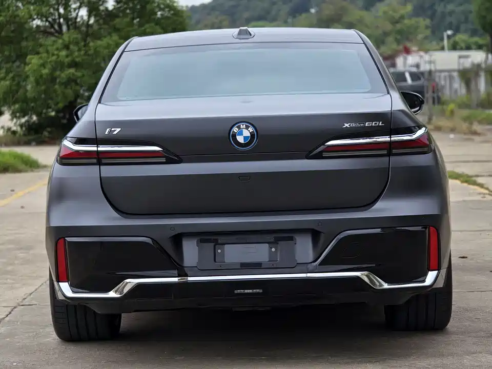 BMW i7